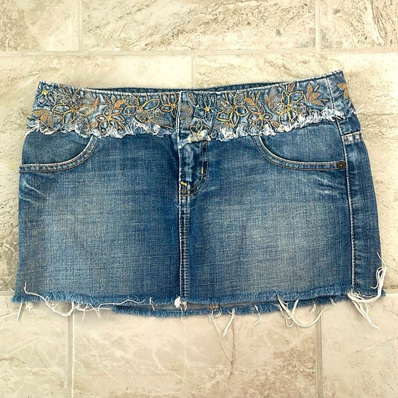 Guess Jeans / Denim Skirt / Stitching and beading on the top band / Size: 24 - Picture 1 of 1